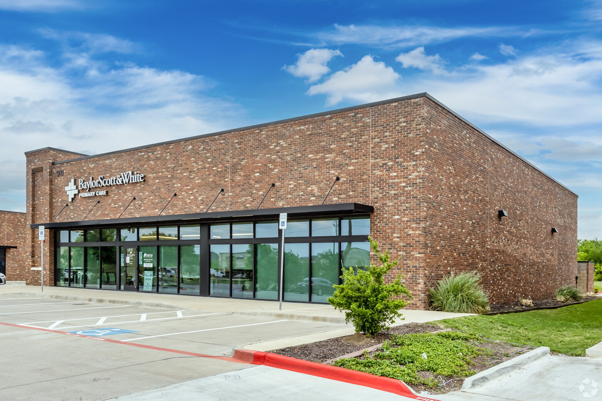 911 E Harwood Rd, Euless, TX 76039