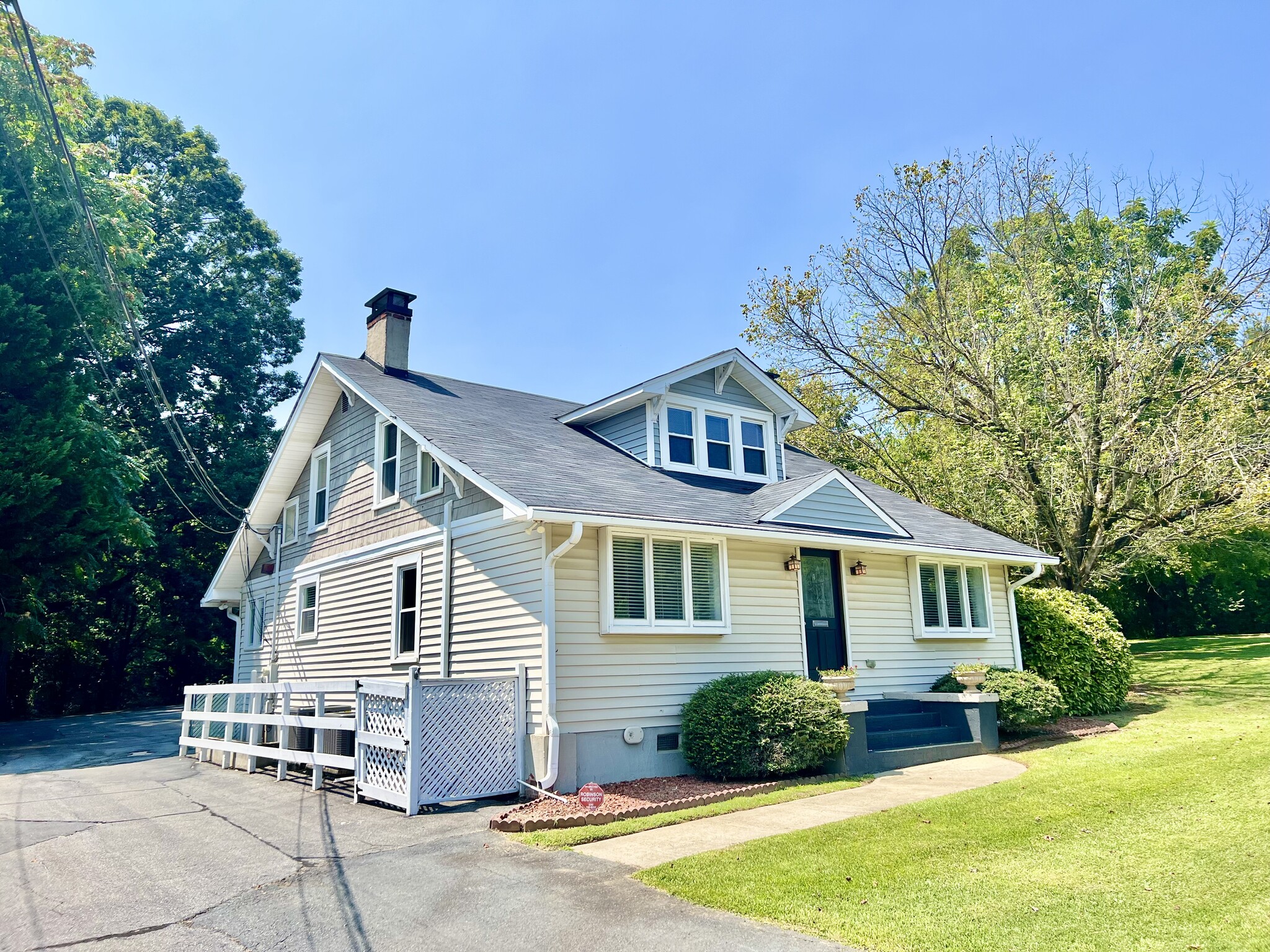 2546 Reynolda Rd, WinstonSalem, NC 27106 2546 Reynolda Road