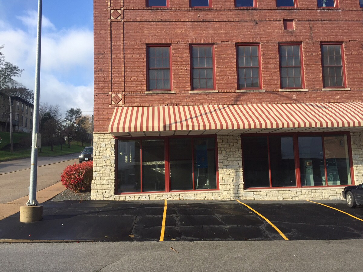 231 S 3rd St, Burlington, IA 52601