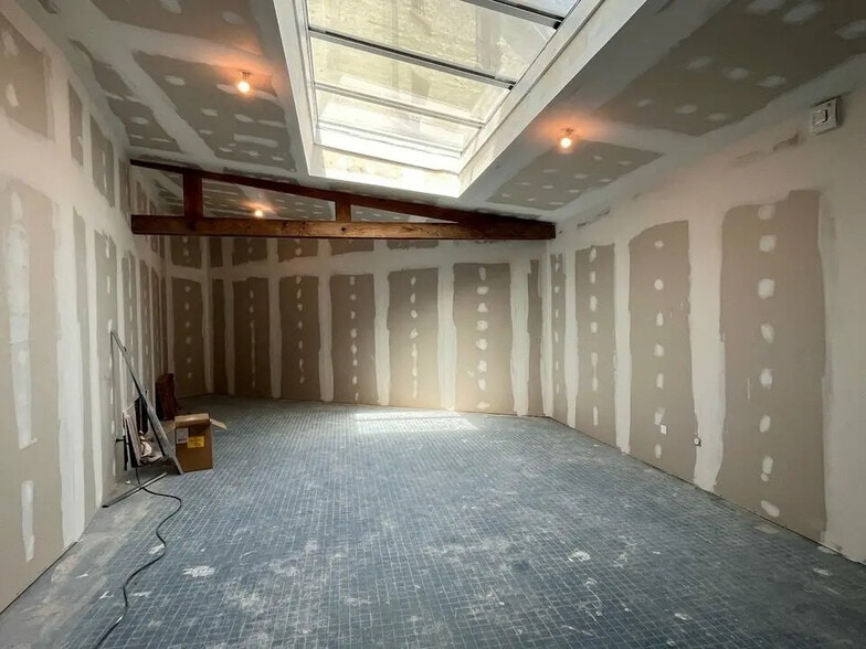 Retail in Auray for lease - Interior Photo - Image 2 of 3