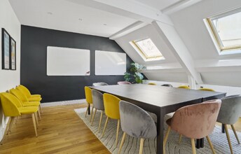 Office in Paris for lease Interior Photo- Image 1 of 1