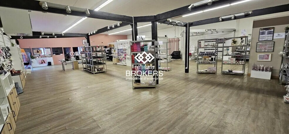 Retail in Cournon-d'Auvergne for lease - Building Photo - Image 3 of 9