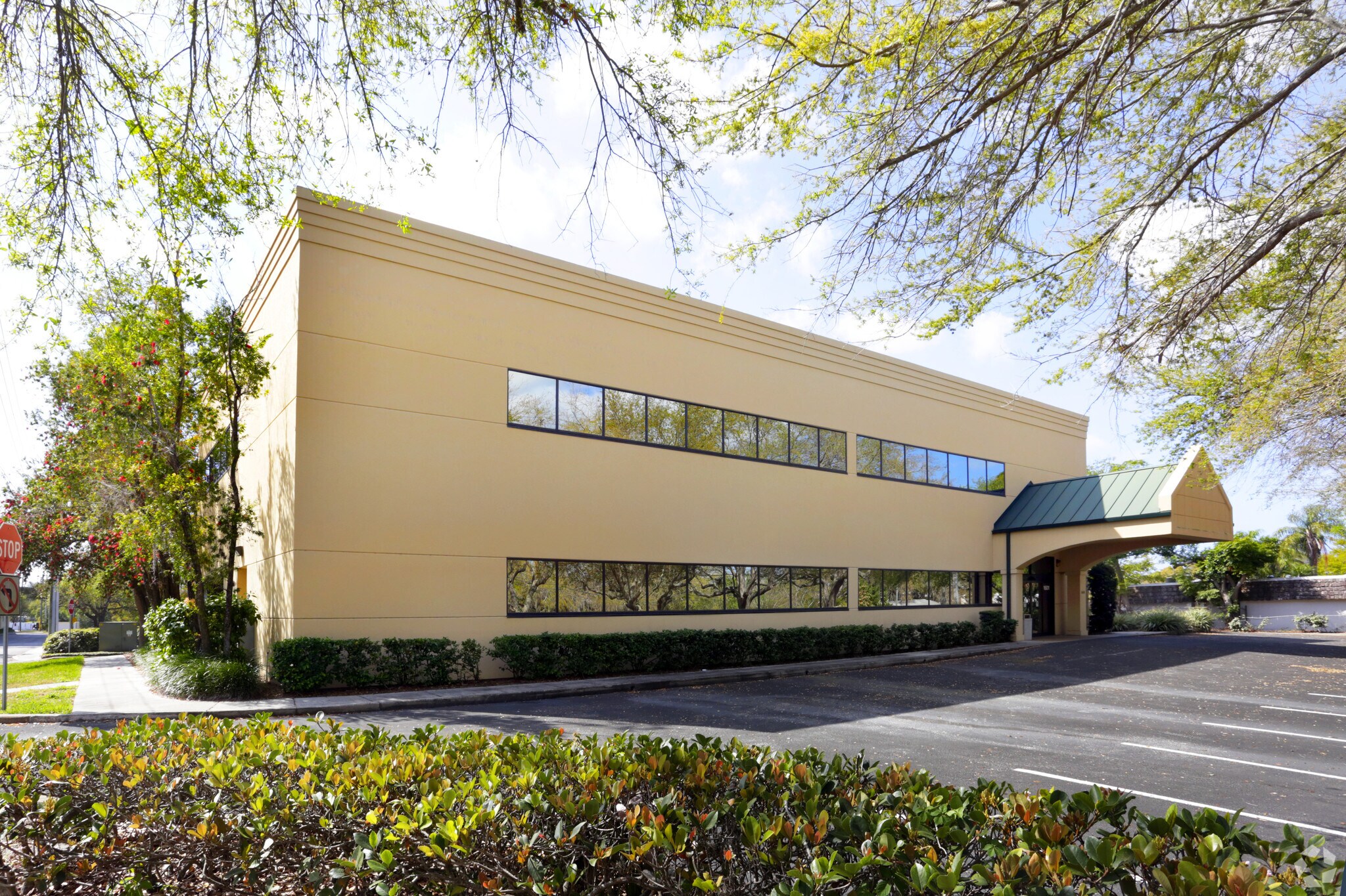 1601 W Bay Dr, Largo, FL for sale Primary Photo- Image 1 of 1