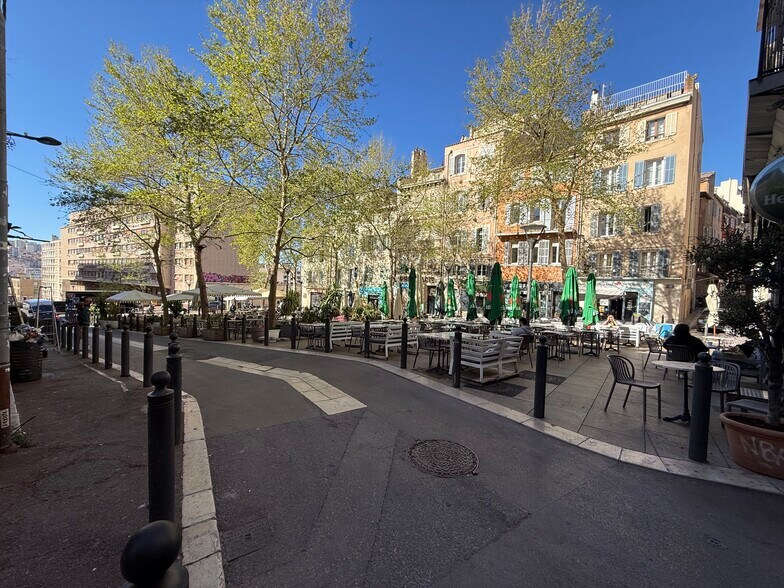 Retail in Marseille for lease - Primary Photo - Image 1 of 5