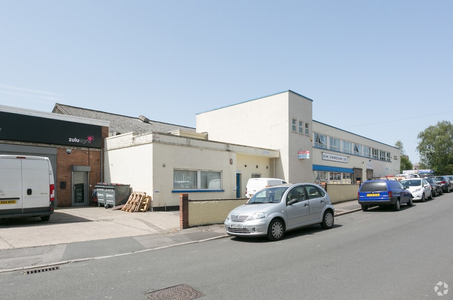 Wood Rd, Kingswood for lease - Primary Photo - Image 1 of 5