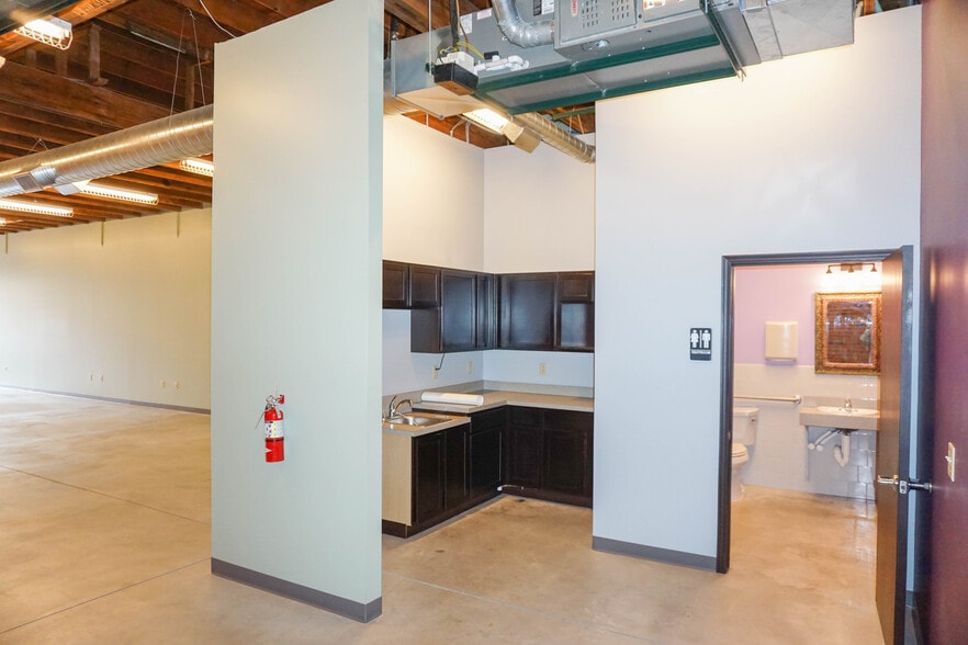 535 W Douglas Ave, Wichita, KS for lease - Building Photo - Image 2 of 9