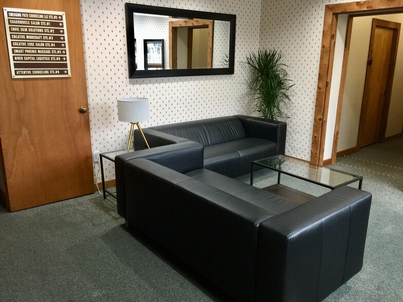 110 E Historic Columbia River Hwy, Troutdale, OR for lease - Lobby - Image 3 of 10