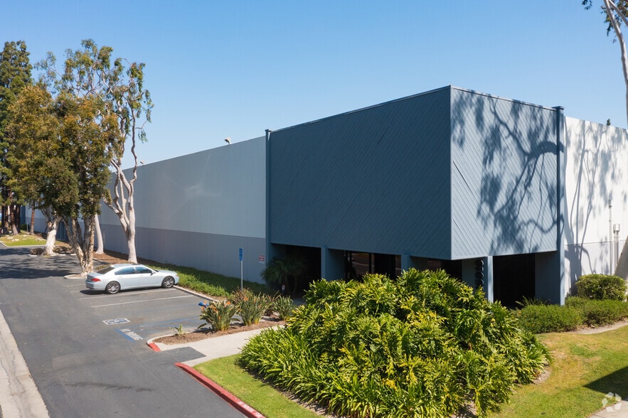 15950-16010 Bloomfield Ave, Cerritos, CA for lease - Building Photo - Image 1 of 5