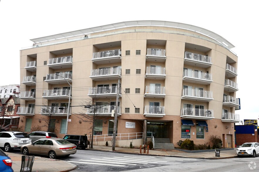 81-14 Queens Blvd, Elmhurst, NY for sale - Primary Photo - Image 1 of 1