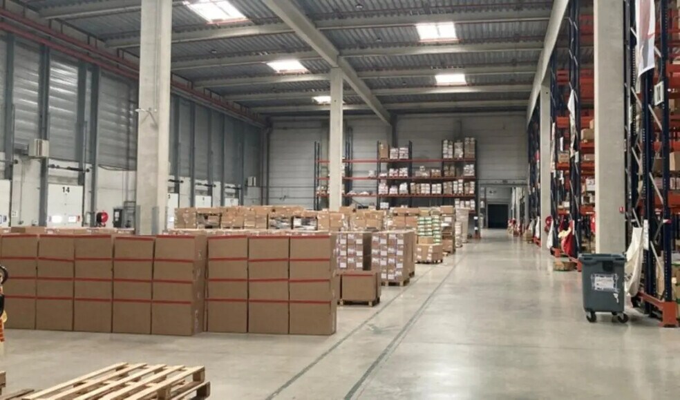 Industrial in Salon-de-Provence for lease - Interior Photo - Image 1 of 14