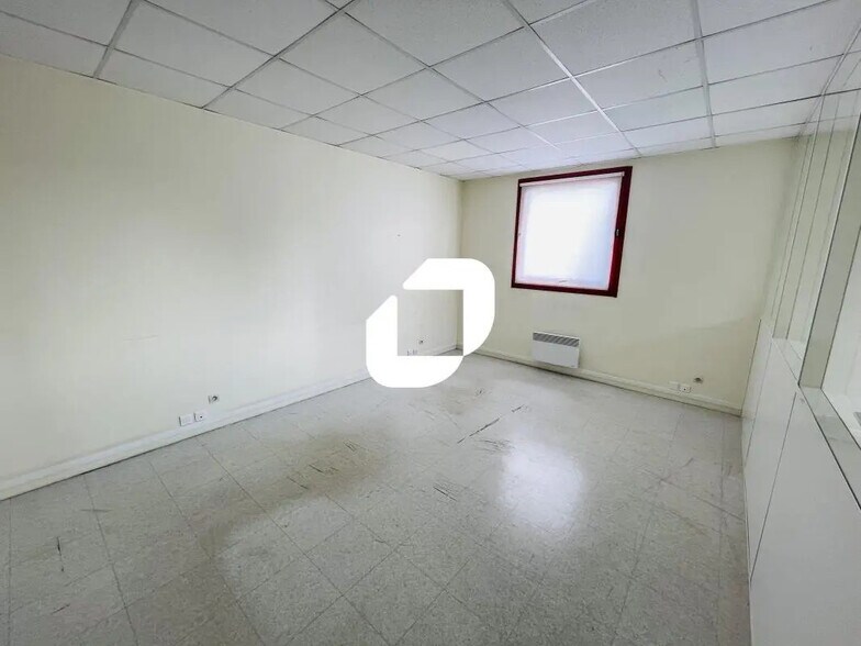 Flex in Pontault-Combault for lease - Interior Photo - Image 3 of 4