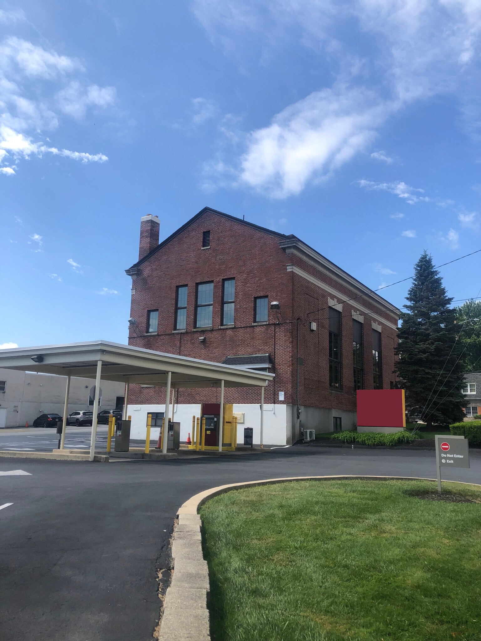 1 S Church St, Quarryville, PA 17566 3,800 SF Vacant Bank Building