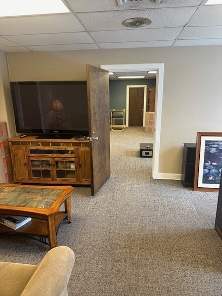 815 Quarrier St, Charleston, WV for lease - Interior Photo - Image 2 of 12