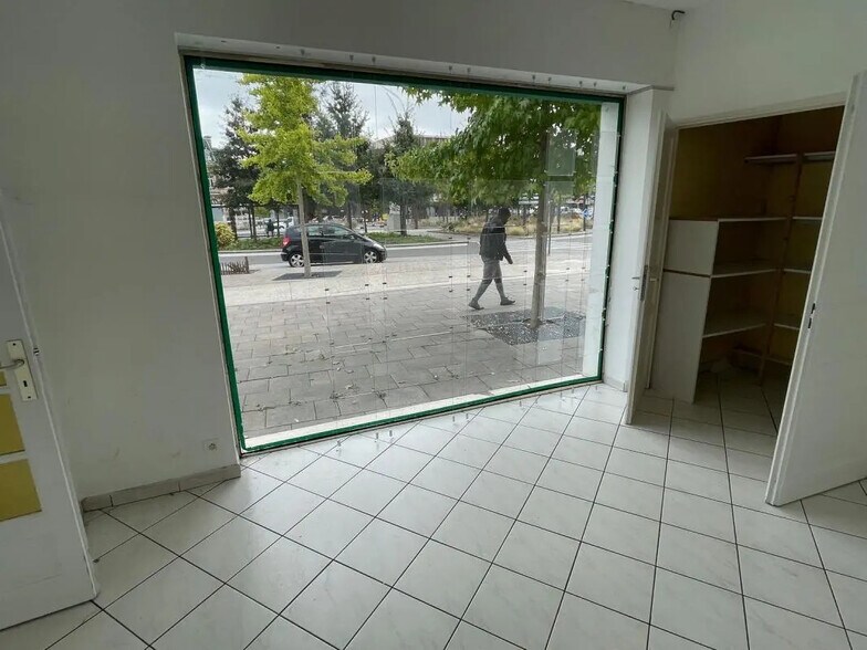 Retail in Louviers for sale - Interior Photo - Image 3 of 3