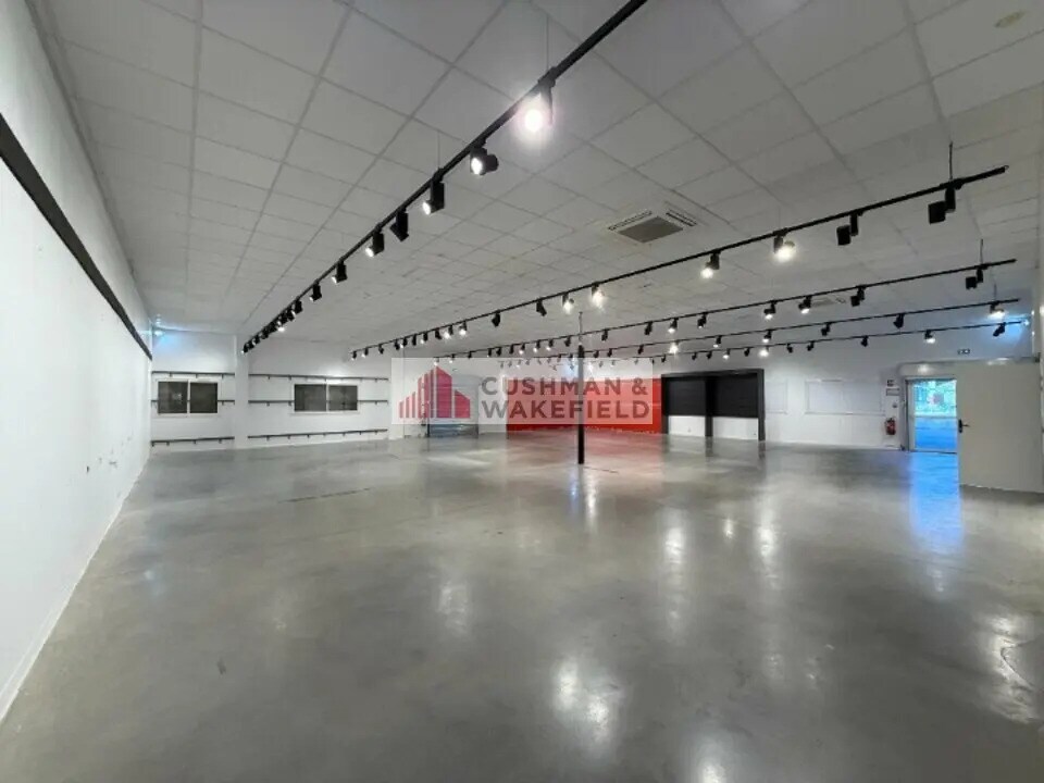 Retail in Nîmes for lease Interior Photo- Image 1 of 4