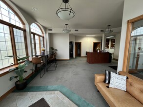 6100 W Bluemound Rd, Wauwatosa, WI for lease Lobby- Image 2 of 16