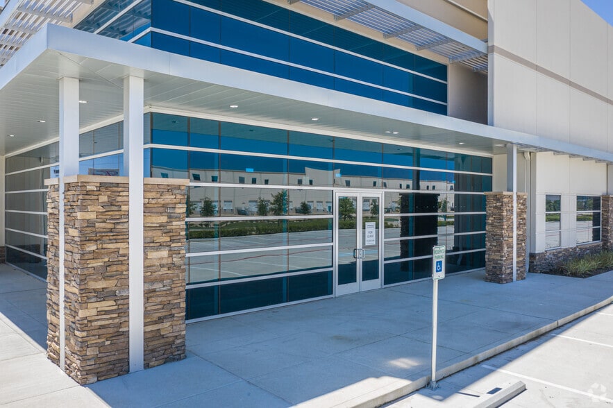 2032 Cypress Station Dr, Houston, TX for lease - Building Photo - Image 2 of 5