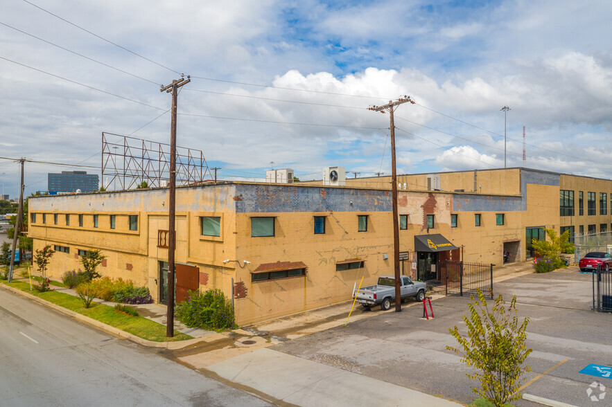 1808 S Good Latimer Expy, Dallas, TX for lease - Primary Photo - Image 1 of 4