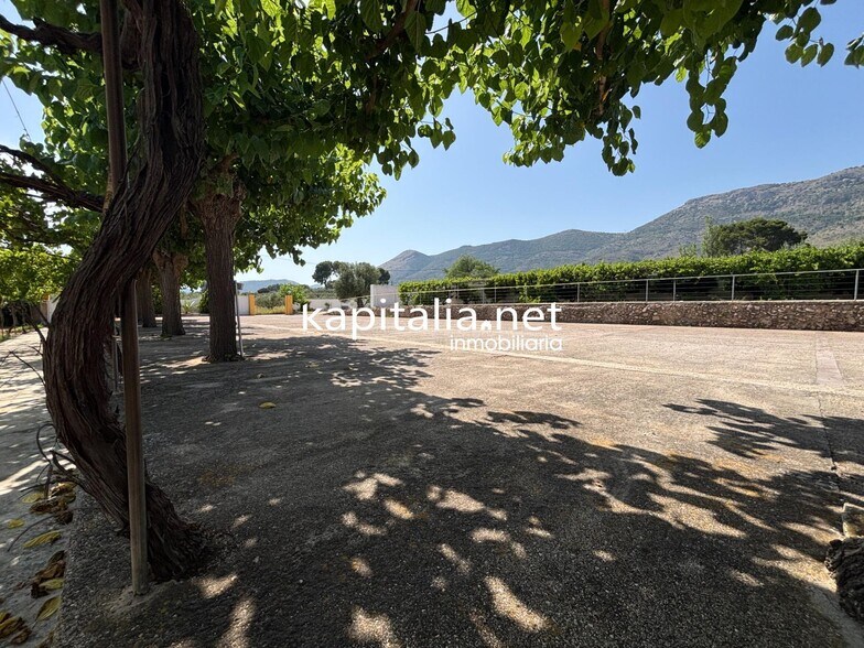 Retail in Gaianes for sale - Building Photo - Image 2 of 45