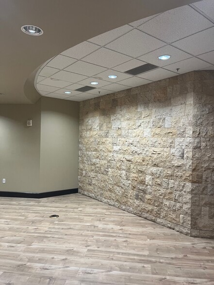 86 N University Ave, Provo, UT for lease - Building Photo - Image 2 of 34