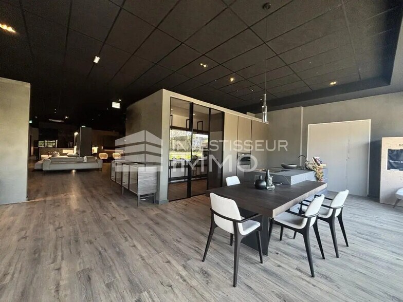Retail in Servon for lease - Interior Photo - Image 2 of 6