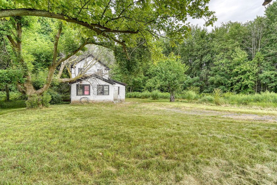 4660 Lyell Rd, Rochester, NY 14606