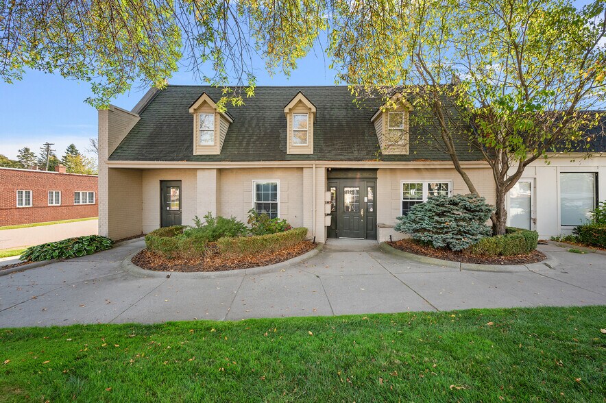 18536 Mack Ave, Grosse Pointe Farms, MI for lease - Building Photo - Image 1 of 5