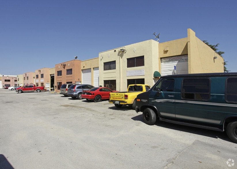 1670 W 39th Pl, Hialeah, FL for sale - Building Photo - Image 2 of 2