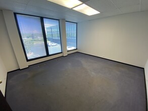 540-550 W Frontage Rd, Northfield, IL for lease Interior Photo- Image 2 of 3