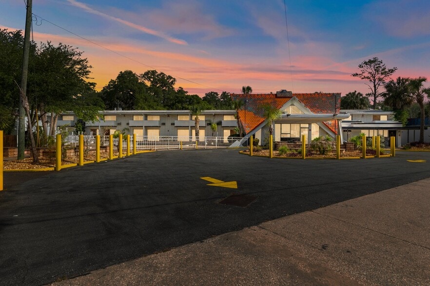 5565 E Silver Springs Blvd, Silver Springs, FL for sale - Building Photo - Image 1 of 88