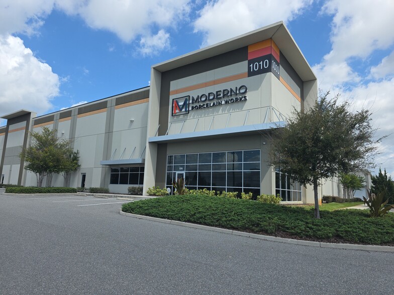 1010 Crews Commerce Dr, Orlando, FL for lease - Building Photo - Image 1 of 16