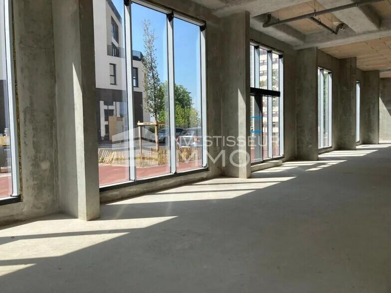 Retail in Bagneux for lease - Interior Photo - Image 1 of 4