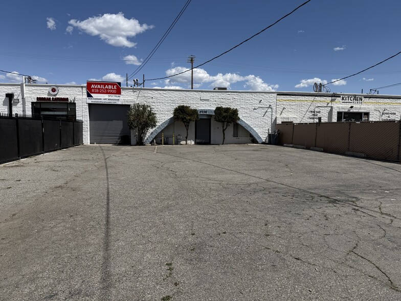 9036 Owensmouth Ave, Canoga Park, CA for lease - Building Photo - Image 3 of 19