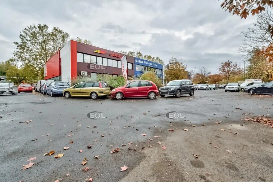 Retail in Torcy for lease - Building Photo - Image 3 of 4