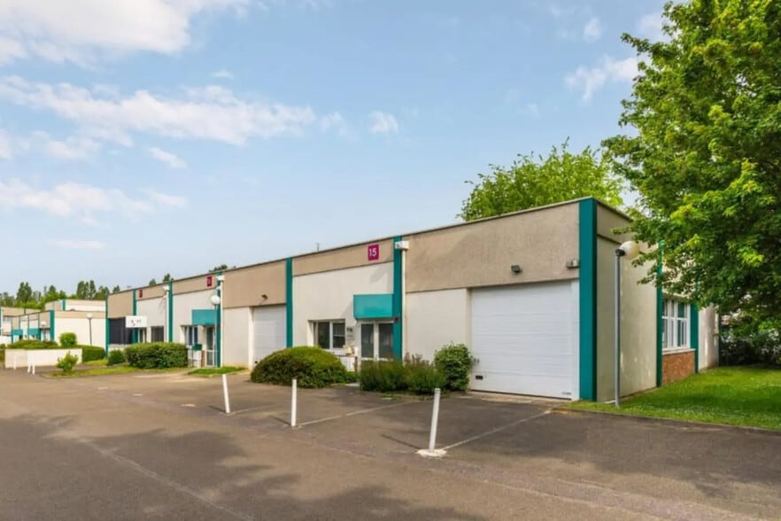Flex in Trappes for lease - Building Photo - Image 1 of 5