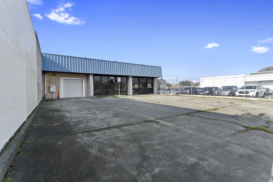 1971 N West Ln, Stockton, CA for lease - Building Photo - Image 2 of 25