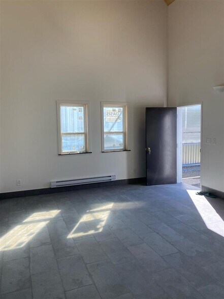 17430 Kennedy Rd, Pitt Meadows, BC for sale - Interior Photo - Image 2 of 10