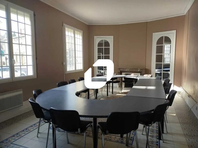 Office in Bordeaux for lease - Building Photo - Image 3 of 17