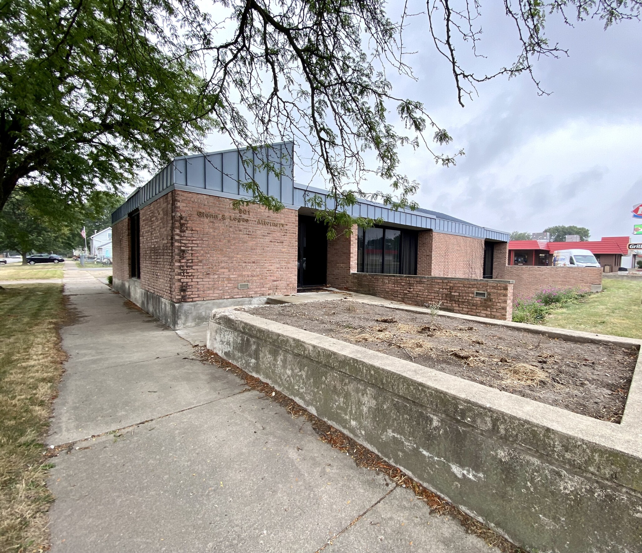 901 Charleston Ave, Mattoon, IL for sale Primary Photo- Image 1 of 32