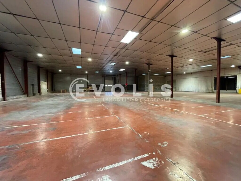 Location Entrepôt 4 860 m² - Photo 1