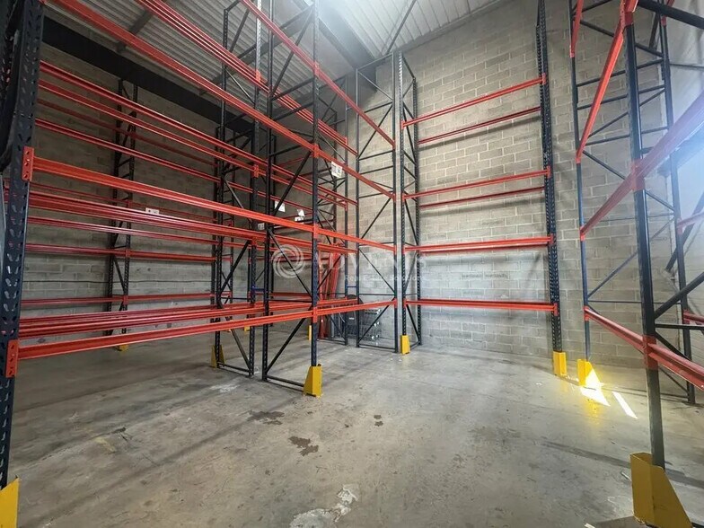 Flex in Goussainville for lease - Interior Photo - Image 2 of 6