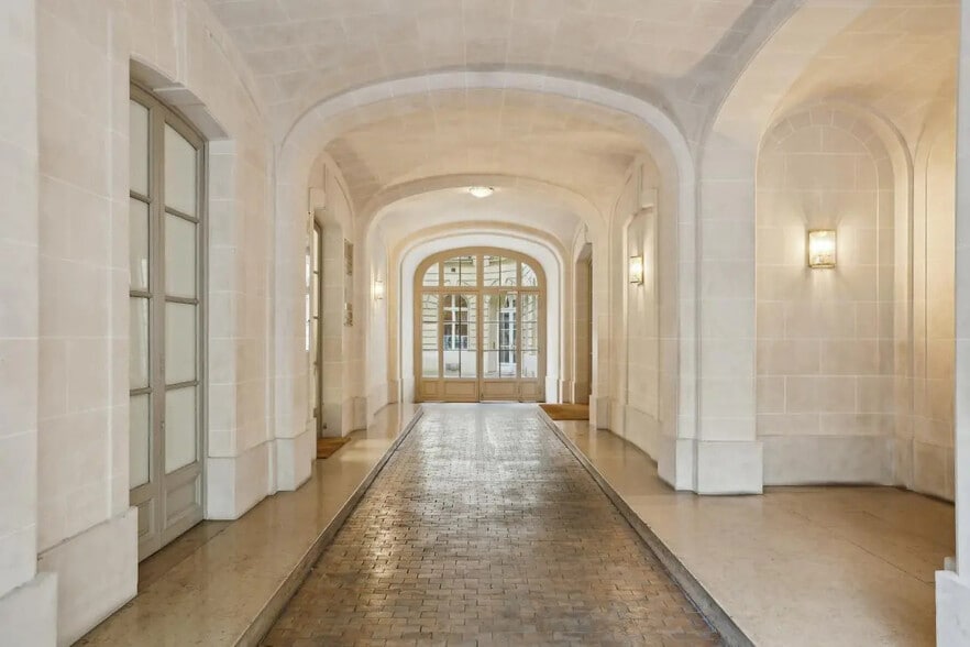 Office in Paris for lease - Lobby - Image 2 of 14