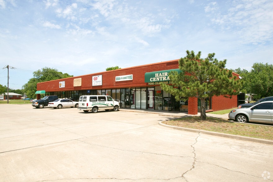 300-328 N Broadway St, Moore, OK for lease - Building Photo - Image 3 of 6