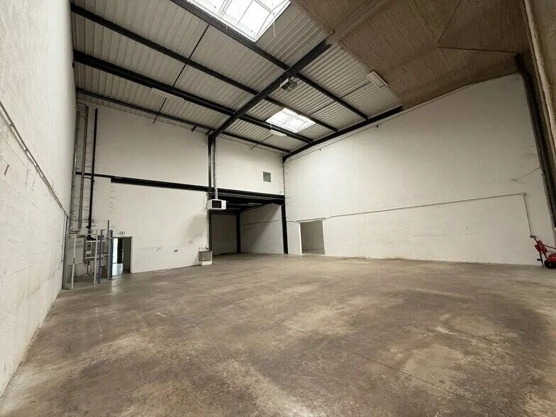 Flex in Saint-Denis for lease - Interior Photo - Image 2 of 14