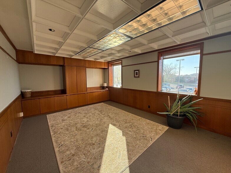 2720 1st Ave NE, Cedar Rapids, IA for lease - Building Photo - Image 2 of 18