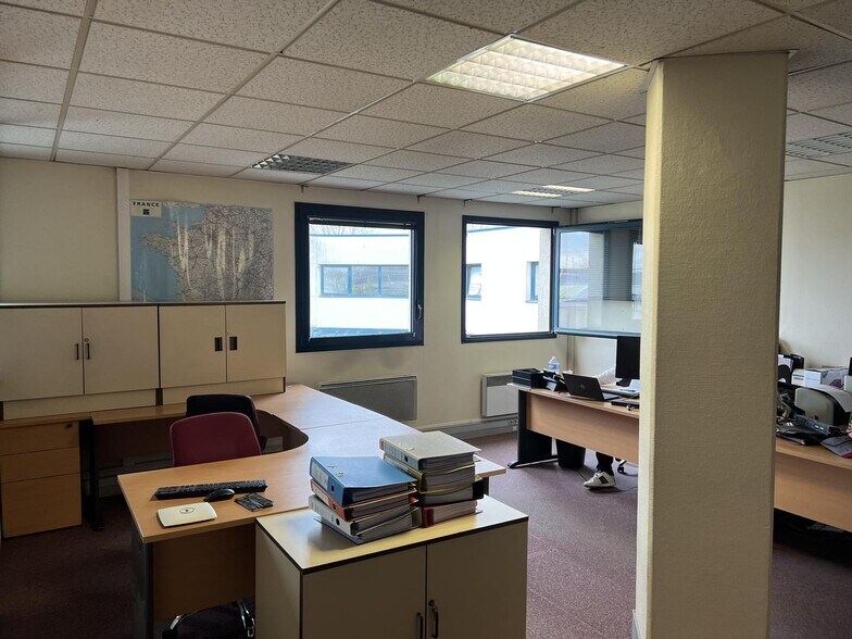 Flex in La Courneuve for lease - Interior Photo - Image 2 of 5