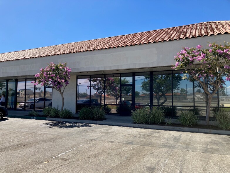 2075 Newport Blvd, Costa Mesa, CA for lease - Building Photo - Image 2 of 2