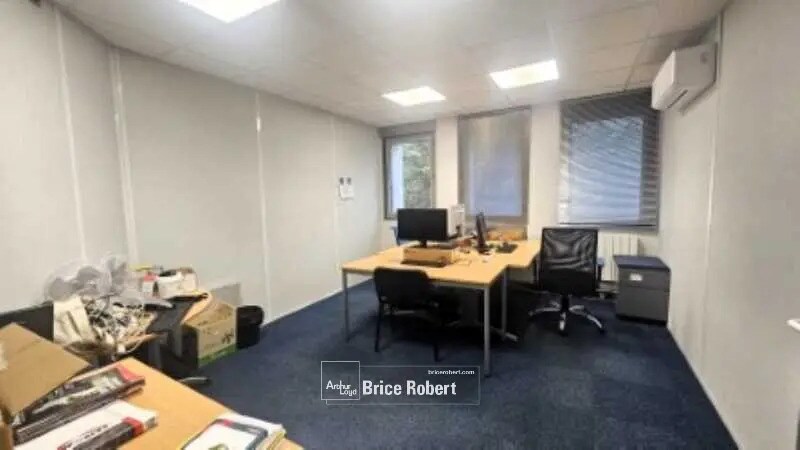 Office in Écully for lease Building Photo- Image 1 of 3