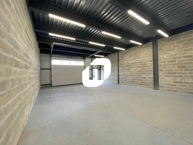 Flex in BOIS-D'ARCY for lease - Interior Photo - Image 2 of 7