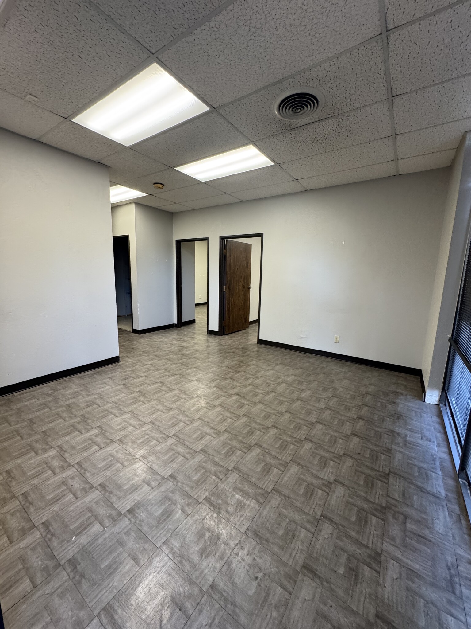 4545-4557 S Westmoreland Rd, Dallas, TX for lease Building Photo- Image 1 of 8